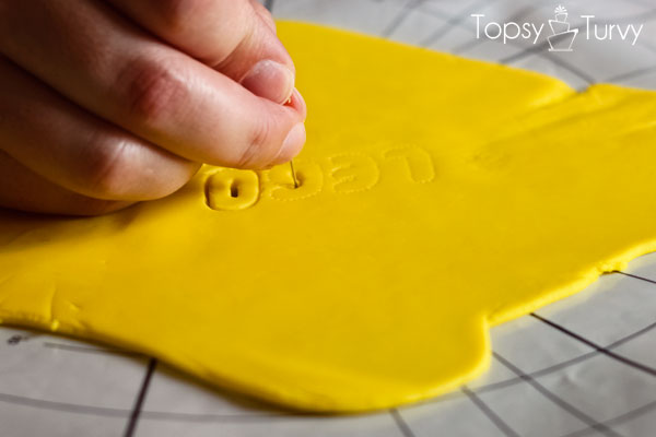 lego-head-cake-tutorial-fondant-logo-cutting